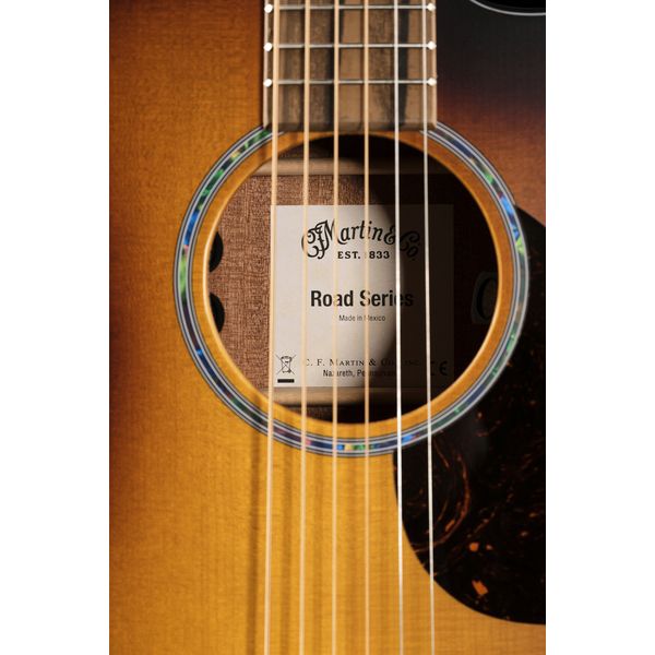 Martin Guitar OMC-10E Modern