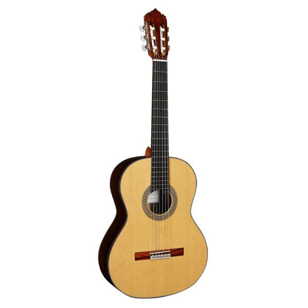 Test Alhambra Mengual: essai complet de la guitare classique haut de gamme